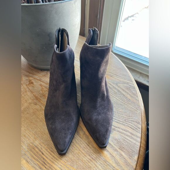 New VINCE CAMUTO Gigietta Womens Brown Suede Back Zip Chelsie Booties 9.5 - Picture 3 of 8
